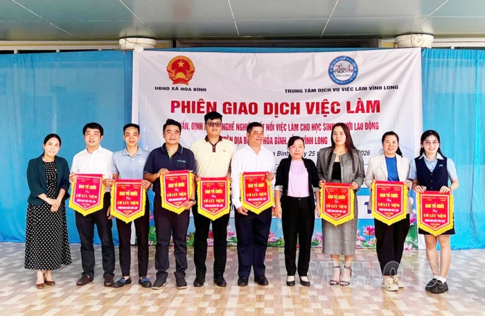 Khoảng 600 người tham gia phiên giao dịch việc làm tại xã Hòa Bình