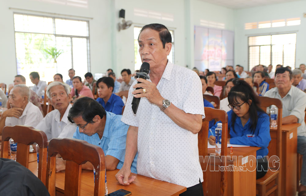Cử tri Phan Bá Tòng, ngụ ấp Hòa Long, xã Giao Long bày tỏ sự quan tâm khi nào sẽ triển khai Khu Công nghiệp Giao Hòa.  Ảnh: THẠCH THẢO