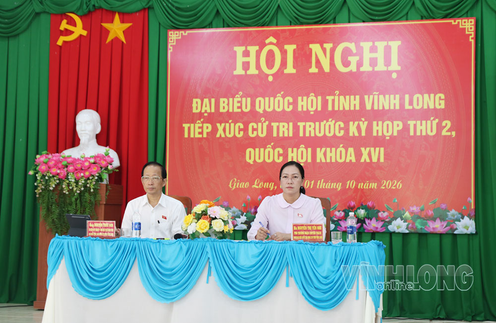Đoàn đại biểu Quốc hội tỉnh Vĩnh Long - Đơn vị bầu cử số 6 tiếp xúc cử tri xã Giao Long. Ảnh: THẠCH THẢO