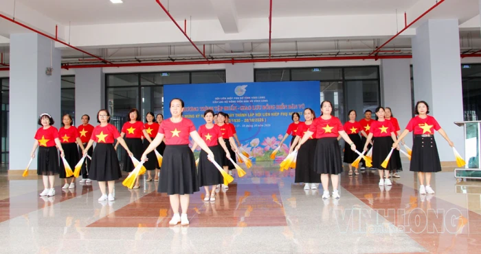 Giao lưu dân vũ chào mừng Ngày thành lập Hội Liên hiệp Phụ nữ Việt Nam 20/10