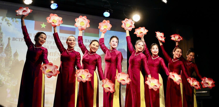 Một tiết mục văn nghệ do các cựu lưu học sinh Việt Nam từng học tập tại Liên Xô trước đây biểu diễn tại chương trình giao lưu. (Ảnh: Đại sứ quán Việt Nam tại Hungary cung cấp)
