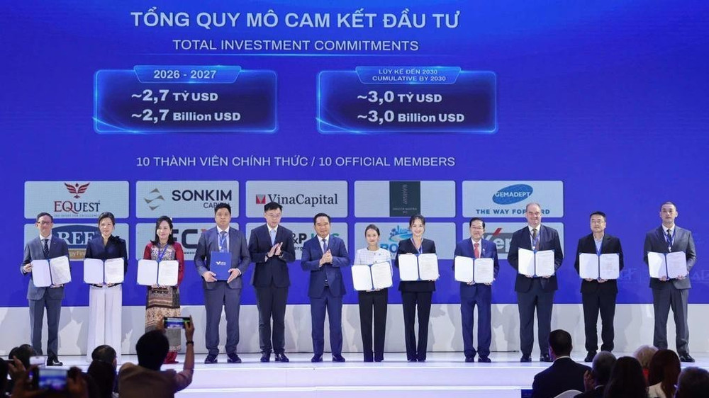 Chủ tịch Ủy ban nhân dân Thành phố Hồ Chí Minh Nguyễn Văn Được, Phó Chủ tịch Ủy ban nhân dân Thành phố Hồ Chí Minh Trương Minh Huy Vũ trao giấy chứng nhận 10 thành viên đầu tiên của VIFC-HCMC. (Ảnh: BTC)
