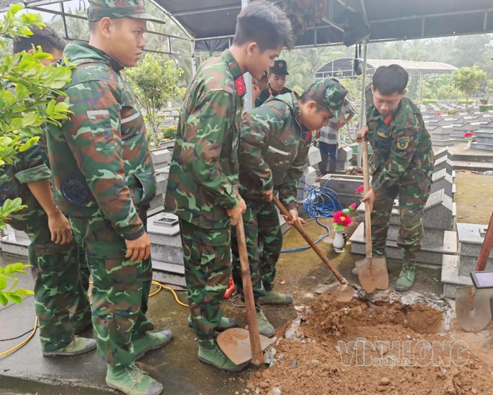 Lấy mẫu hài cốt liệt sĩ tại Nghĩa trang Liệt sĩ Mỏ Cày Nam