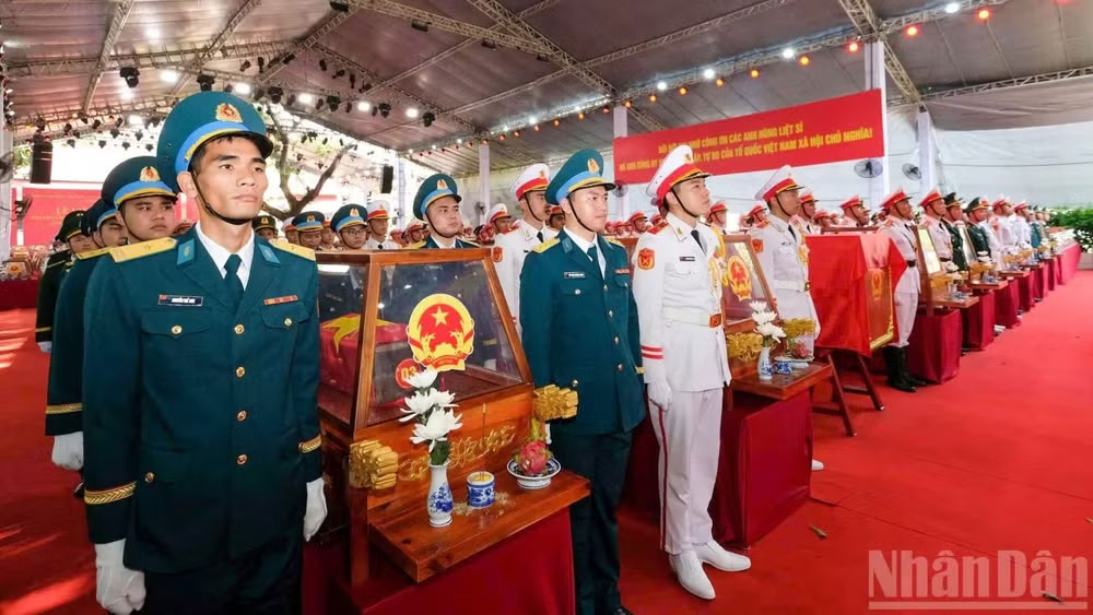 Quang cảnh lễ viếng, truy điệu và an táng hài cốt liệt sĩ tại Công viên Lê Thị Riêng sáng 14/10. (Ảnh: Nhóm PV)
