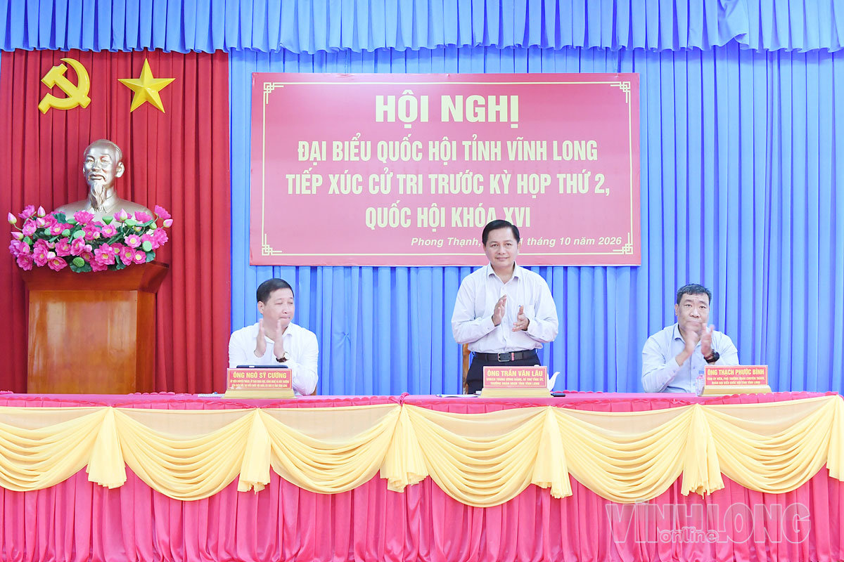 Bí thư Tỉnh ủy Trần Văn Lâu tại buổi tiếp xúc cử tri xã Phong Thạnh.