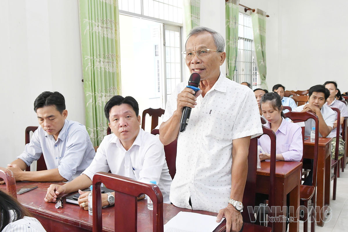 Cử tri Nguyễn Văn Chiến- ấp Đồng Điền nêu nguyện vọng tại hội nghị.