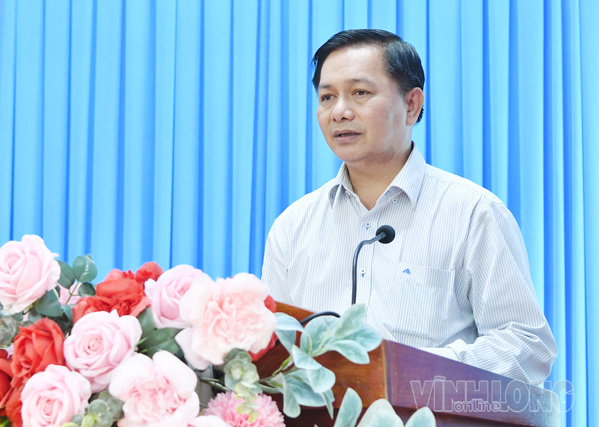 Bí thư Tỉnh ủy Trần Văn Lâu phát biểu tại buổi tiếp xúc cử tri xã Phong Thạnh