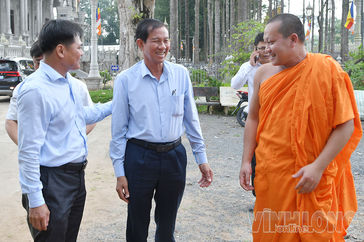 Phó Chủ tịch Thường trực UBND tỉnh Đặng Văn Chính (giữa) đến thăm chùa Kompong Đôn (chùa Ô Đùng) tại xã Tập Ngãi.