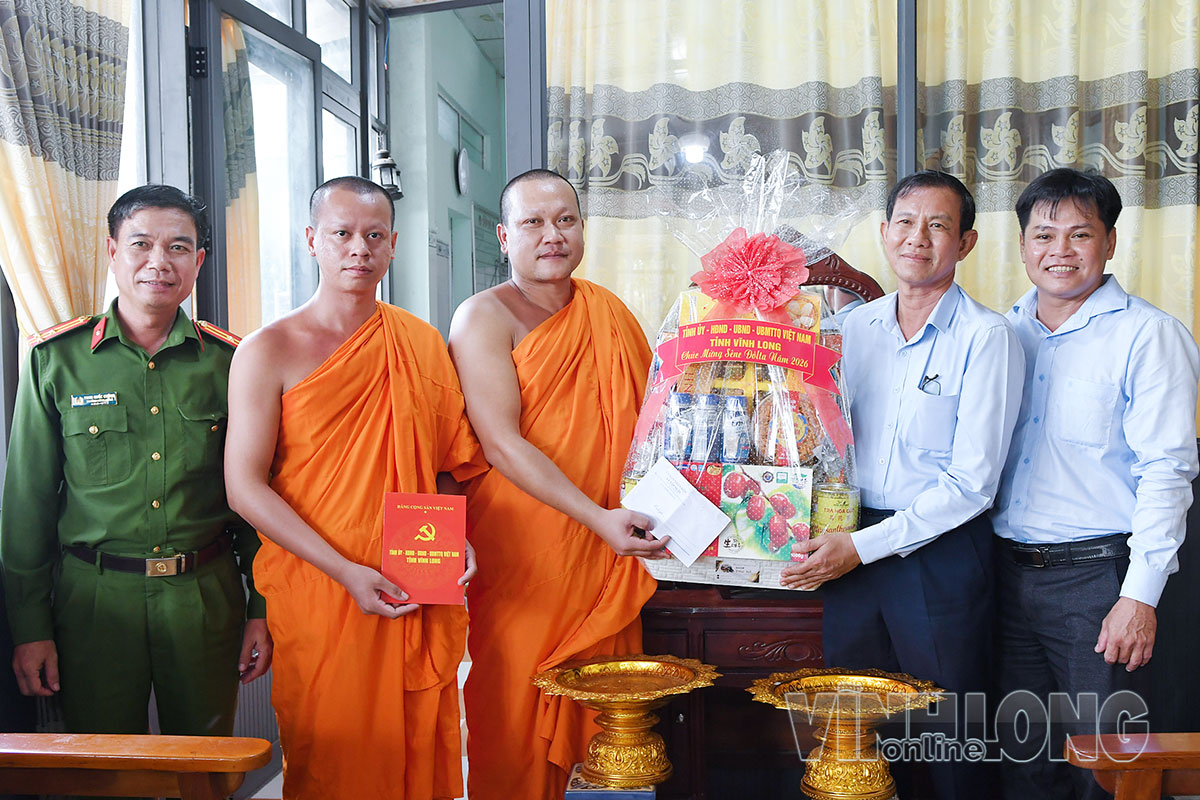 Phó Chủ tịch Thường trực UBND tỉnh Đặng Văn Chính (thứ hai bên phải qua) và lãnh đạo xã Tập Ngãi tặng quà quý chư tăng chùa Kompong Đôn tại xã Tập Ngãi.