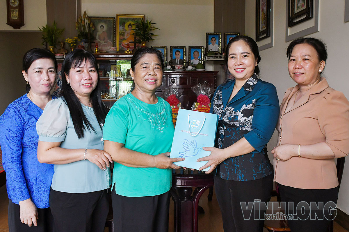 Chủ tịch Hội liên hiệp phụ nữ tỉnh Nguyễn Thị Kim Thoa (thứ hai bên phải qua) tặng quà bà Sơn Thị Ánh Hồng- Nguyên Phó Bí thư Tỉnh ủy, nguyên Phó Chủ tịch Hội liên hiệp phụ nữ Trà Vinh.