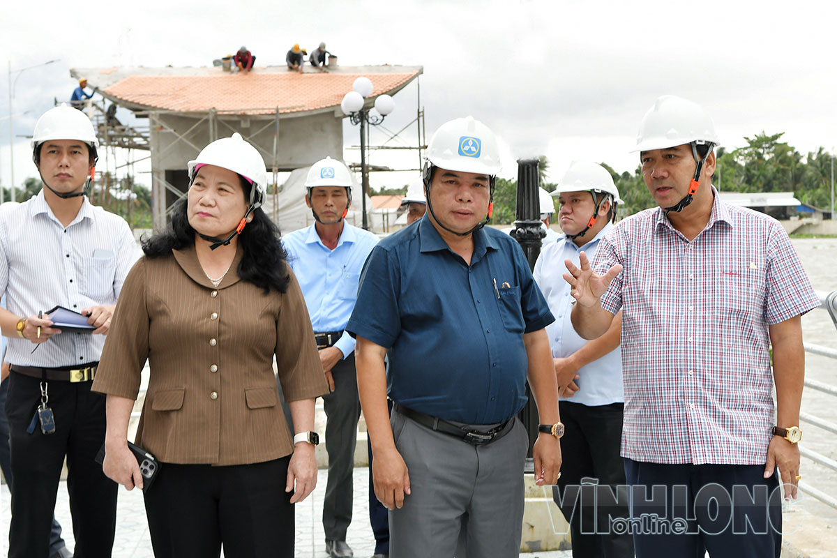 Đồng chí Kim Ngọc Thái- Phó Bí thư Tỉnh ủy (bên phải) yêu cầu dự án “Kè chống sạt lở bờ sông Láng Thé kết hợp khán đài đua ghe ngo” phải hoàn thành, bàn giao vào ngày 20/10/2026 để kịp tổ chức lễ hội Ok Om Bok.
