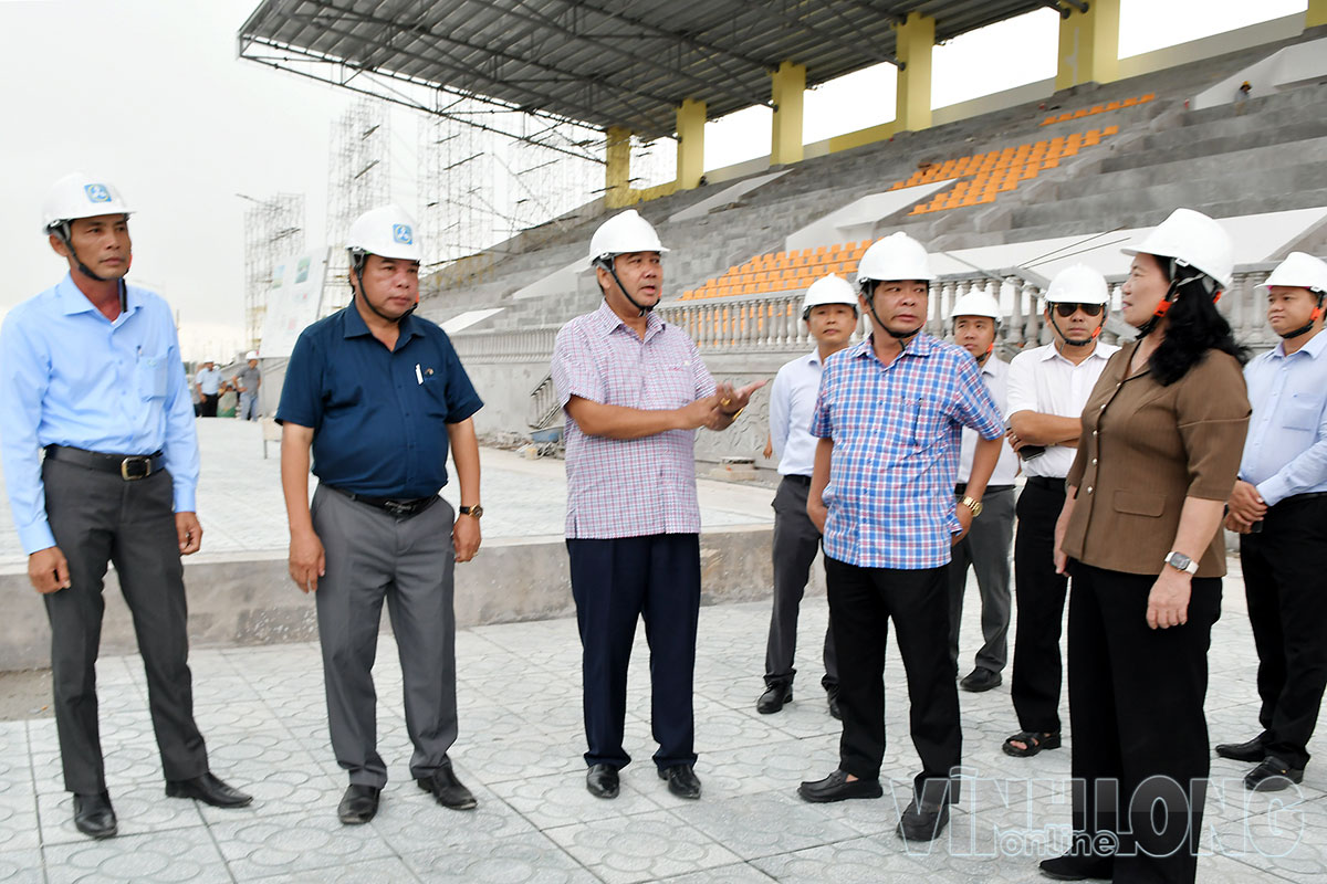 Phó Bí thư Tỉnh ủy Kim Ngọc Thái (thứ 3 từ trái qua) chỉ đạo đẩy nhanh tiến độ thi công dự án “Kè chống sạt lở bờ sông Láng Thé kết hợp khán đài đua ghe ngo”. 