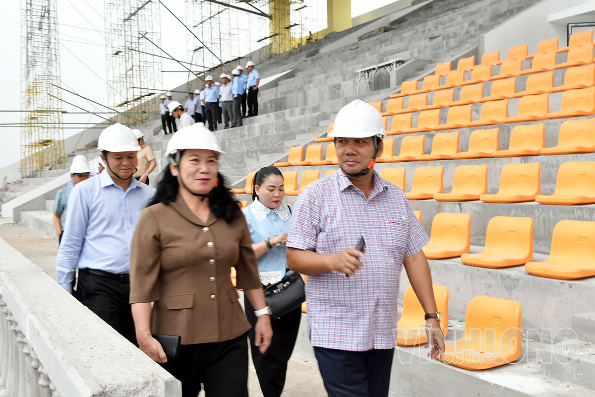 Đồng chí Kim Ngọc Thái- Phó Bí thư Tỉnh ủy và đồng chí Nguyễn Thị Bé Mười- Phó Chủ tịch UBND tỉnh đến khảo sát dự án “Kè chống sạt lở bờ sông Láng Thé kết hợp khán đài đua ghe ngo”.