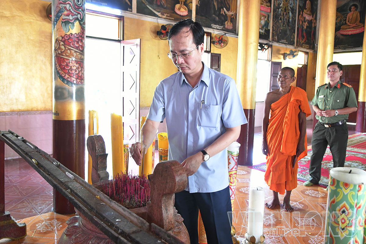 Phó Bí thư Tỉnh ủy, Chủ tịch UBND tỉnh Vĩnh Long Trần Trí Quang thắp hương tại Chính điện chùa Mỏ Neo.