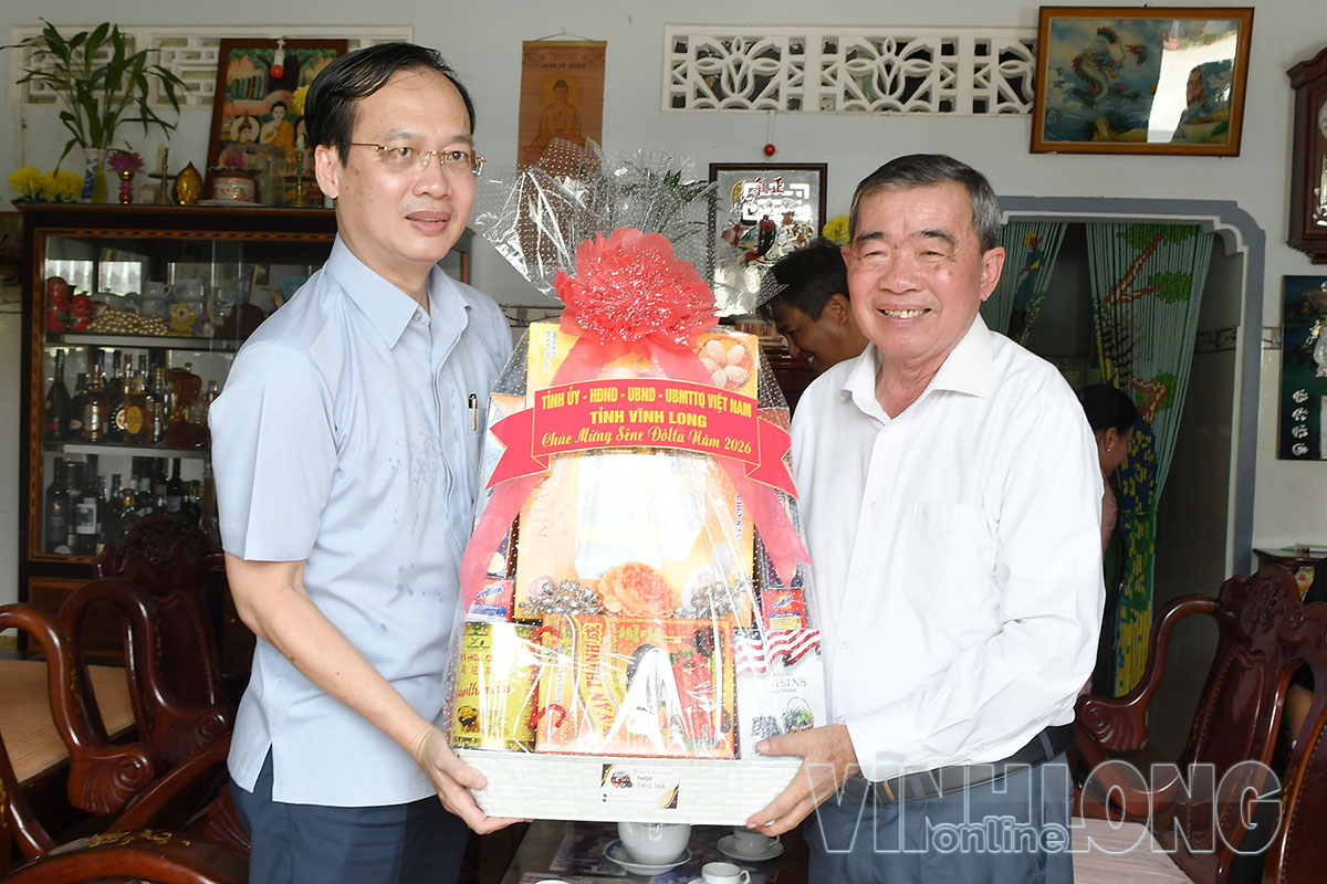 Chủ tịch UBND tỉnh Vĩnh Long Trần Trí Quang tặng quà Sêne Đôlta cho ông Huỳnh Phước Long.