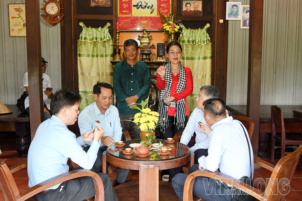 Các đại biểu khảo sát nhà vườn và tìm hiểu tục têm trầu cau.