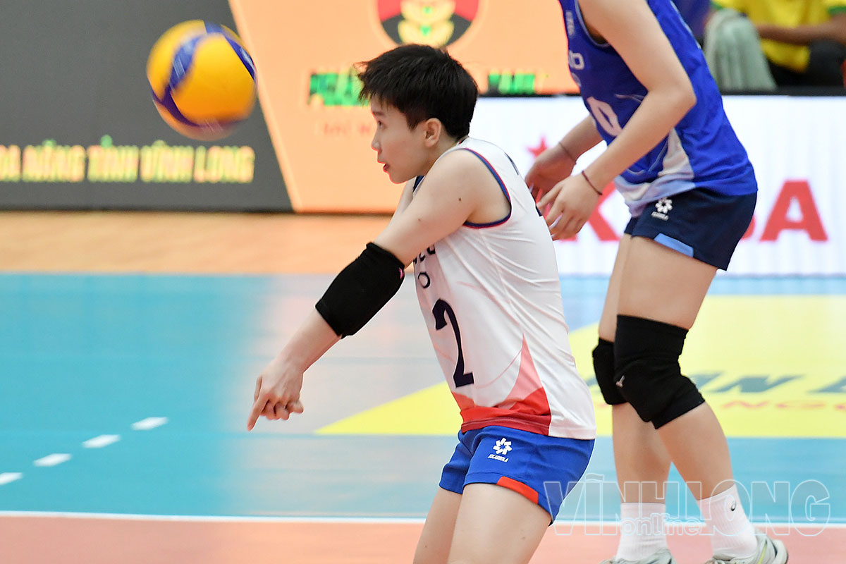 Libero Nguyễn Khánh Đan của đội tuyển bóng chuyền nữ quốc gia đang thi đấu khá xuất sắc trong màu áo đội Hà Nội-Tasco Auto.