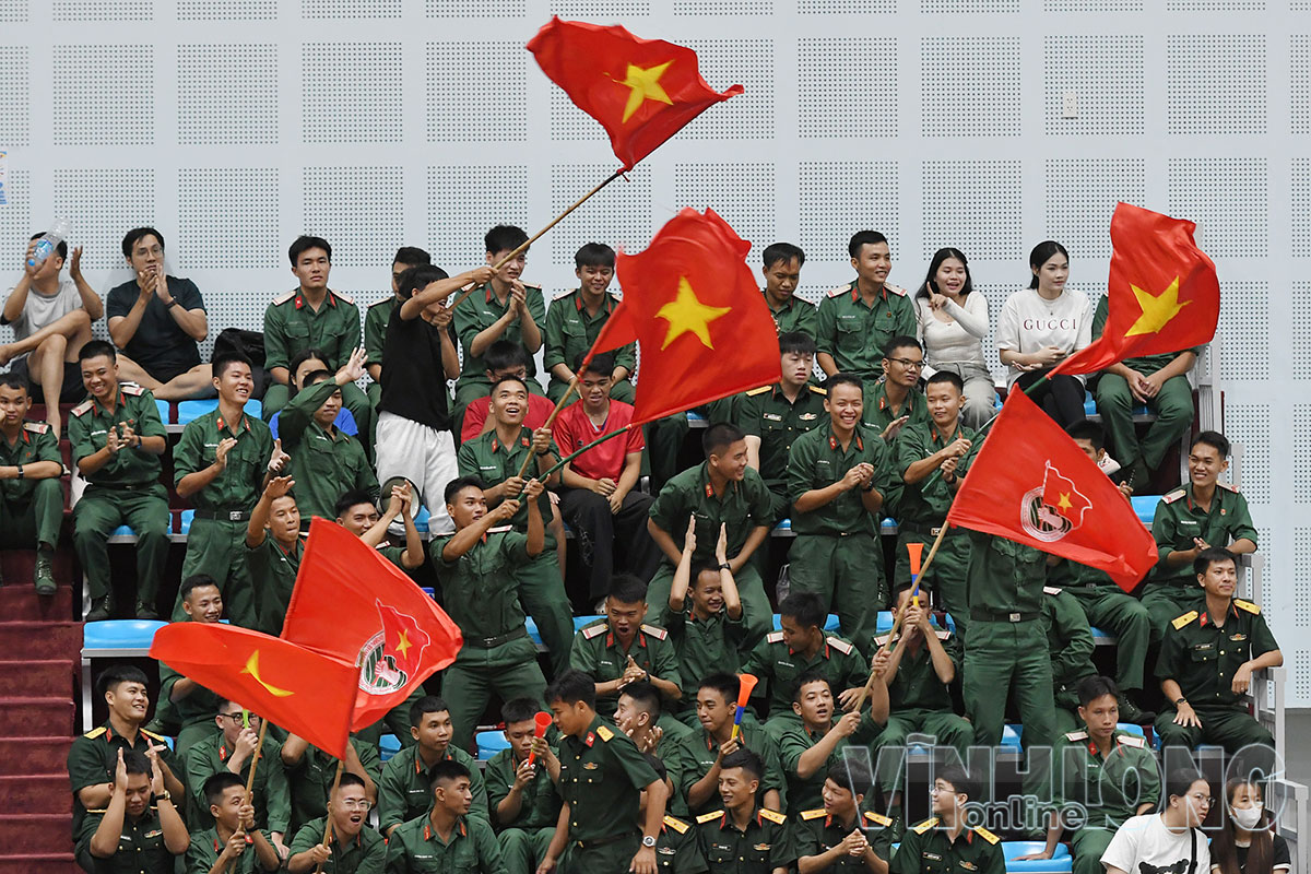 Niềm phấn khích của các cổ động viên áo lính, góp phần cho giải đấu thêm sôi động.