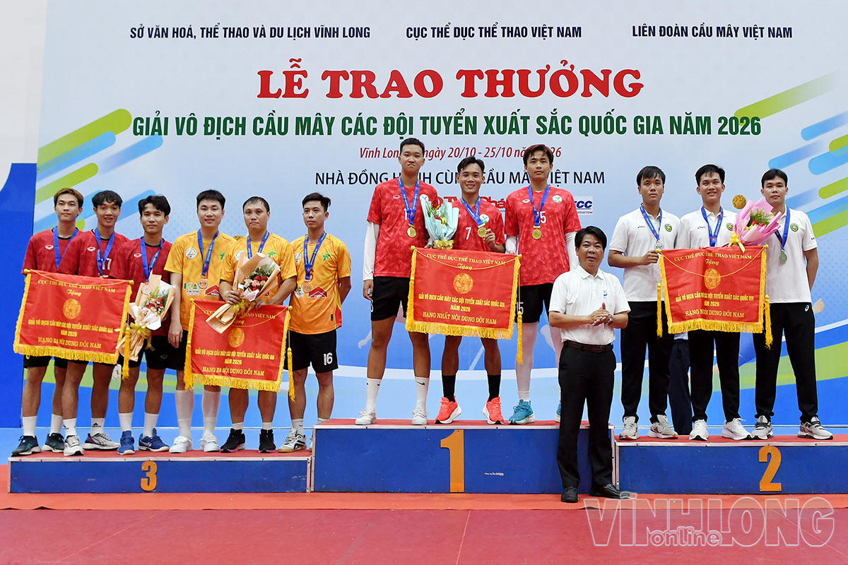 Ông Cao Quốc Dũng- Phó Giám đốc Sở Văn hóa, Thể thao và Du lịch Vĩnh Long tặng cờ và huy chương cho các đơn vị xuất sắc nội dung đội tuyển 2 nam.