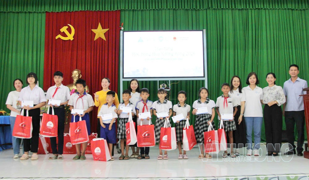 BTC trao các suất học bổng Hoa xương rồng cho học sinh.