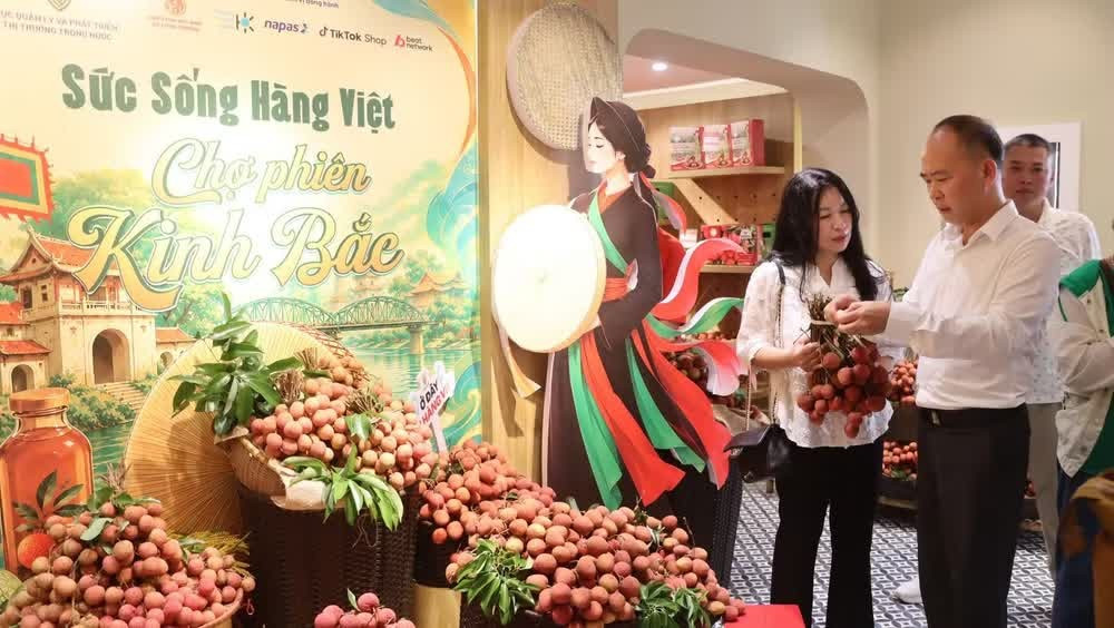 Khai mạc “Chợ phiên Kinh Bắc” tại phố Tràng Tiền, Hà Nội, ngày 4/6/2026. (Ảnh: Báo Nhân Dân)
