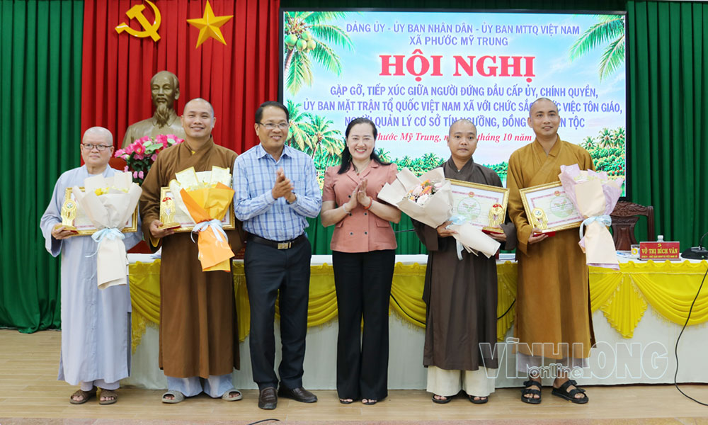 Trao bằng khen của UBND tỉnh cho cá nhân có tích ủng hộ vật chất trong công tác an sinh xã hội tại xã Phước Mỹ Trung.
