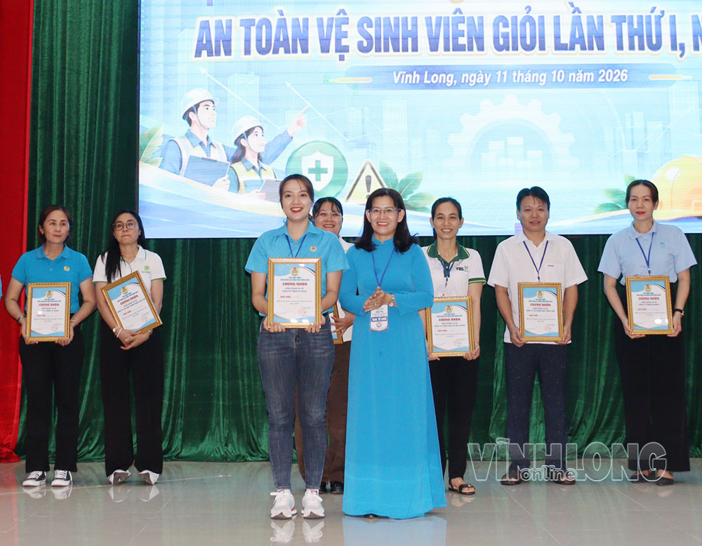 Trao giải nhất cho Công đoàn cơ sở Công ty TNHH Tỷ Bách.