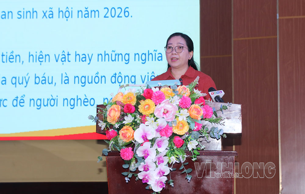 Đồng chí Nguyễn Thị Hồng Nhung - Ủy viên Ban Thường vụ Tỉnh ủy, Phó Chủ tịch Thường trực Ủy ban MTTQ Việt Nam tỉnh, Trưởng Ban vận động Quỹ Vì người nghèo tỉnh phát biểu phát động Tháng cao điểm “Vì người nghèo” năm 2026.