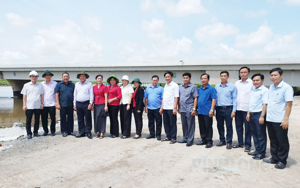 Đại biểu tham quan công trình trọng điểm trên địa bàn xã Thạnh Phước.