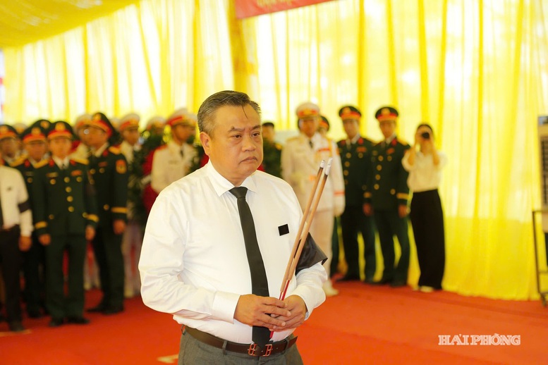 Đồng chí Trần Sỹ Thanh, Ủy viên Bộ Chính trị, Bí thư Trung ương Đảng, Chủ nhiệm Ủy ban Kiểm tra Trung ương dâng hương tưởng niệm các liệt sĩ và đồng bào tử nạn - Ảnh: Báo Hải Phòng

