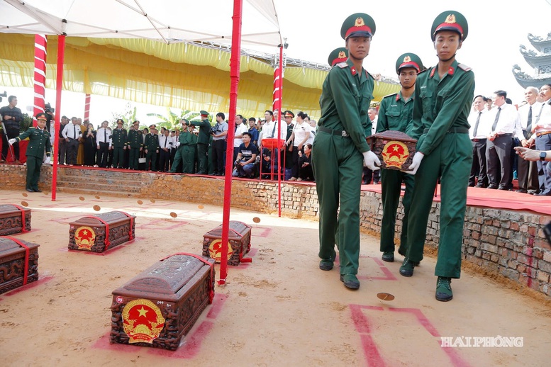 Lực lượng quân đội thực hiện nghi lễ an táng hài cốt liệt sĩ, đồng bào tử nạn - Ảnh: Báo Hải Phòng

