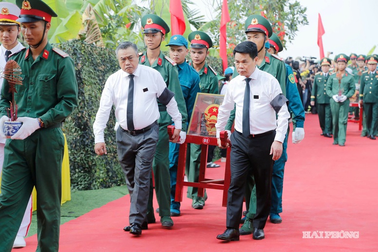 Chủ nhiệm Ủy ban Kiểm tra Trung ương Trần Sỹ Thanh và Bí thư Thành ủy Hải Phòng Lê Ngọc Châu di chuyển hài cốt liệt sĩ đến nơi an táng - Ảnh: Báo Hải Phòng

