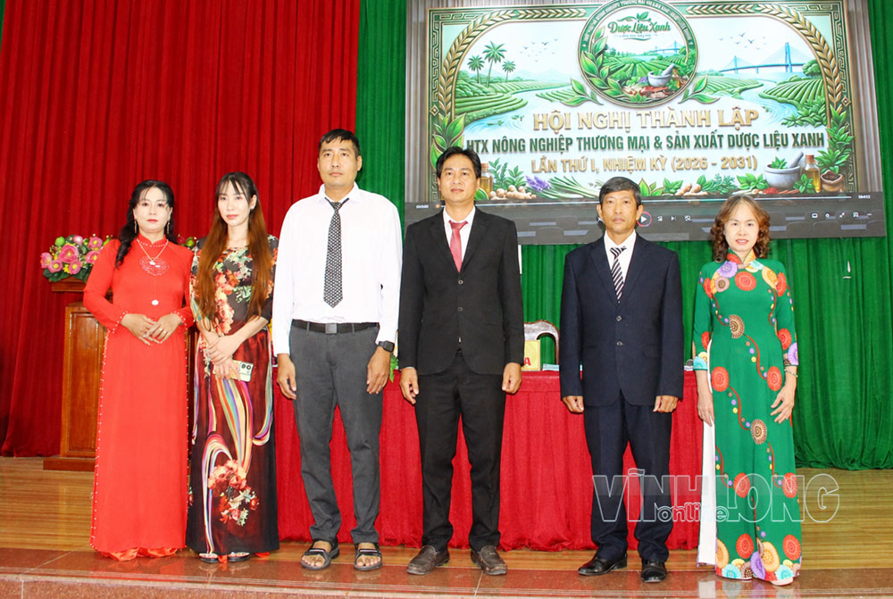 Hội đồng quản trị và Ban Kiểm soát HTX Nông nghiệp Thương mại và Sản xuất Dược liệu xanh nhiệm kỳ 2026-2031 ra mắt hội nghị.
