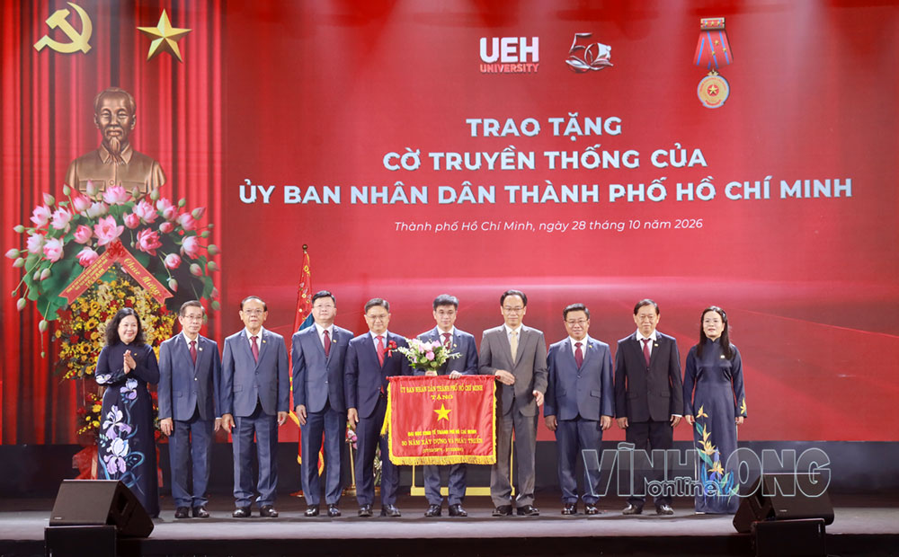 Dịp này, UEH cũng đón nhận Cờ truyền thống của UBND TP Hồ Chí Minh. Ảnh: UEH cung cấp
