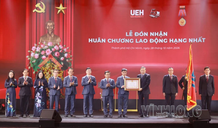 Đại học Kinh tế TP Hồ Chí Minh đón nhận Huân chương Lao động hạng Nhất