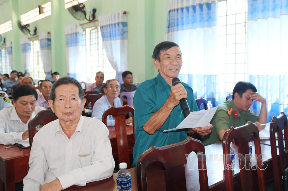 Cử tri Huỳnh Văn Hòa, ngụ ấp Vĩnh Hòa, xã Hưng Khánh Trung trình bày ý kiến về phụ cấp cho đoàn thể chính trị xã hội tại ấp. Ảnh: THẠCH THẢO