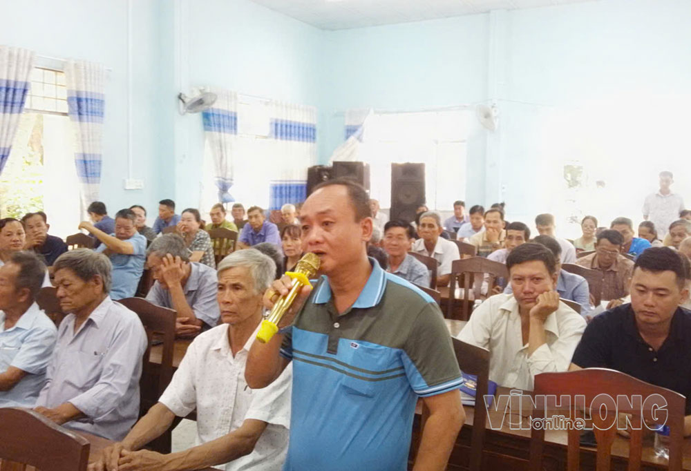 Cử tri xã Hưng Nhượng nêu kiến nghị với ĐBQH tỉnh tại buổi tiếp xúc. Ảnh: THÀNH LẬP