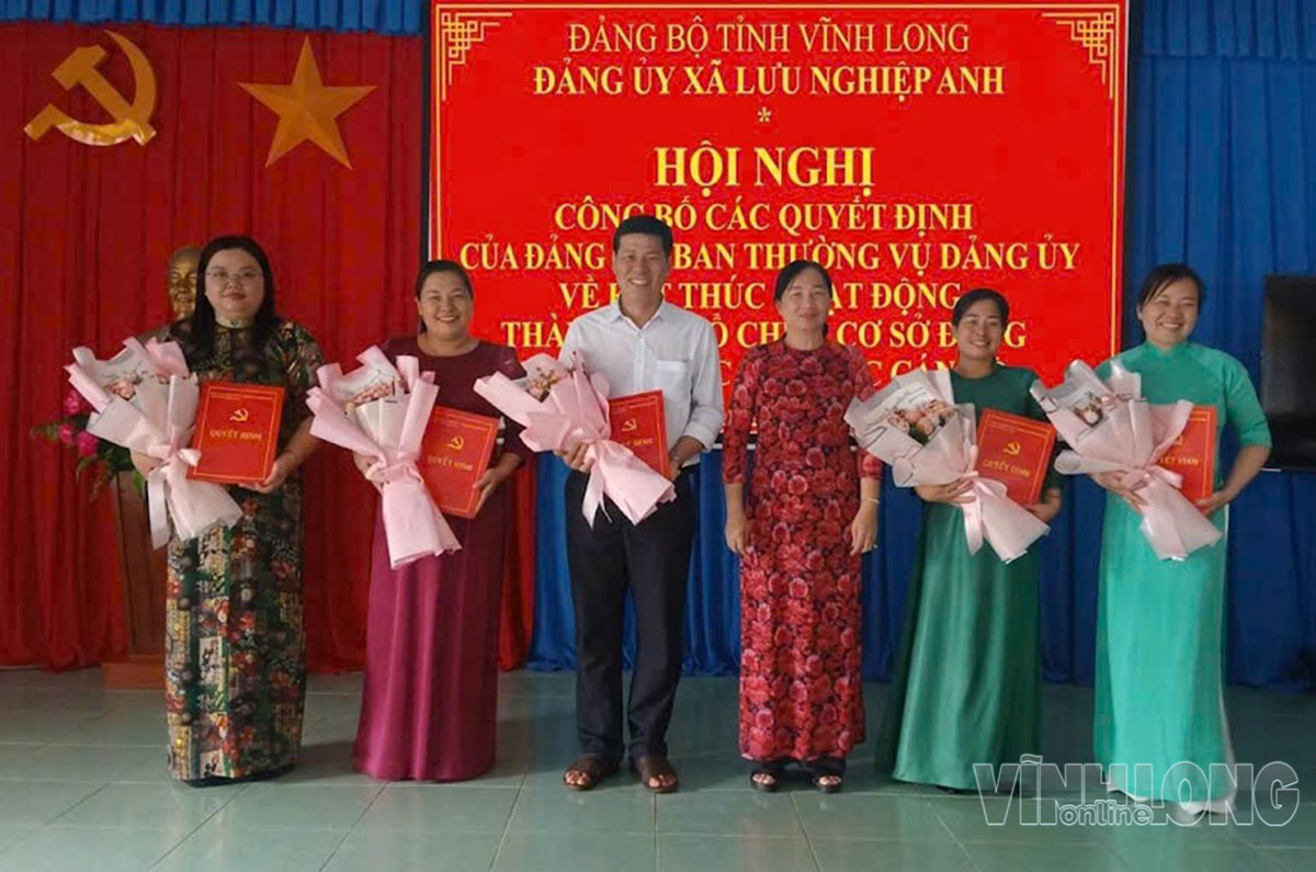 Bà Tô Thị Mỹ Hạnh phó Bí thư thường trực Đảng ủy xã Lưu Nghiệp Anh trao Quyết định
công tác cán bộ.