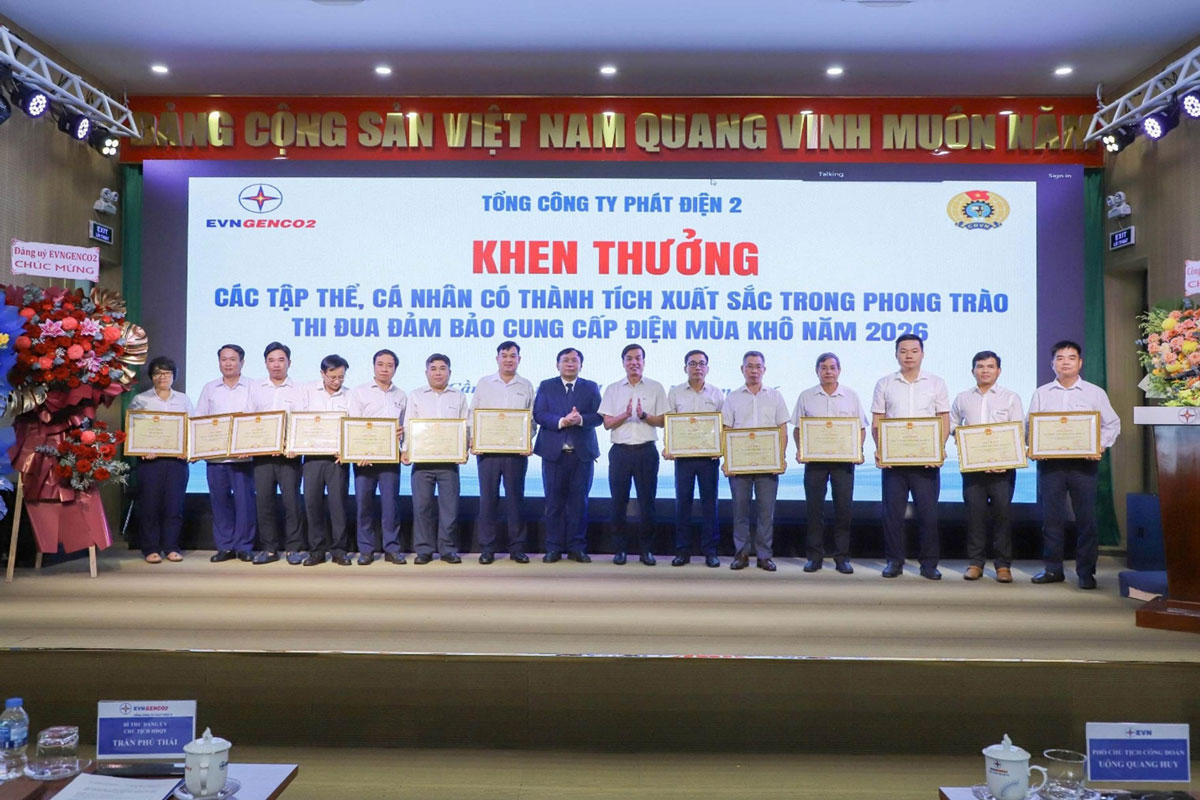 Khen thưởng trong phong trào thi đua đảm bảo cung cấp điện những tháng mùa khô năm 2026. Ảnh: Minh Lương


