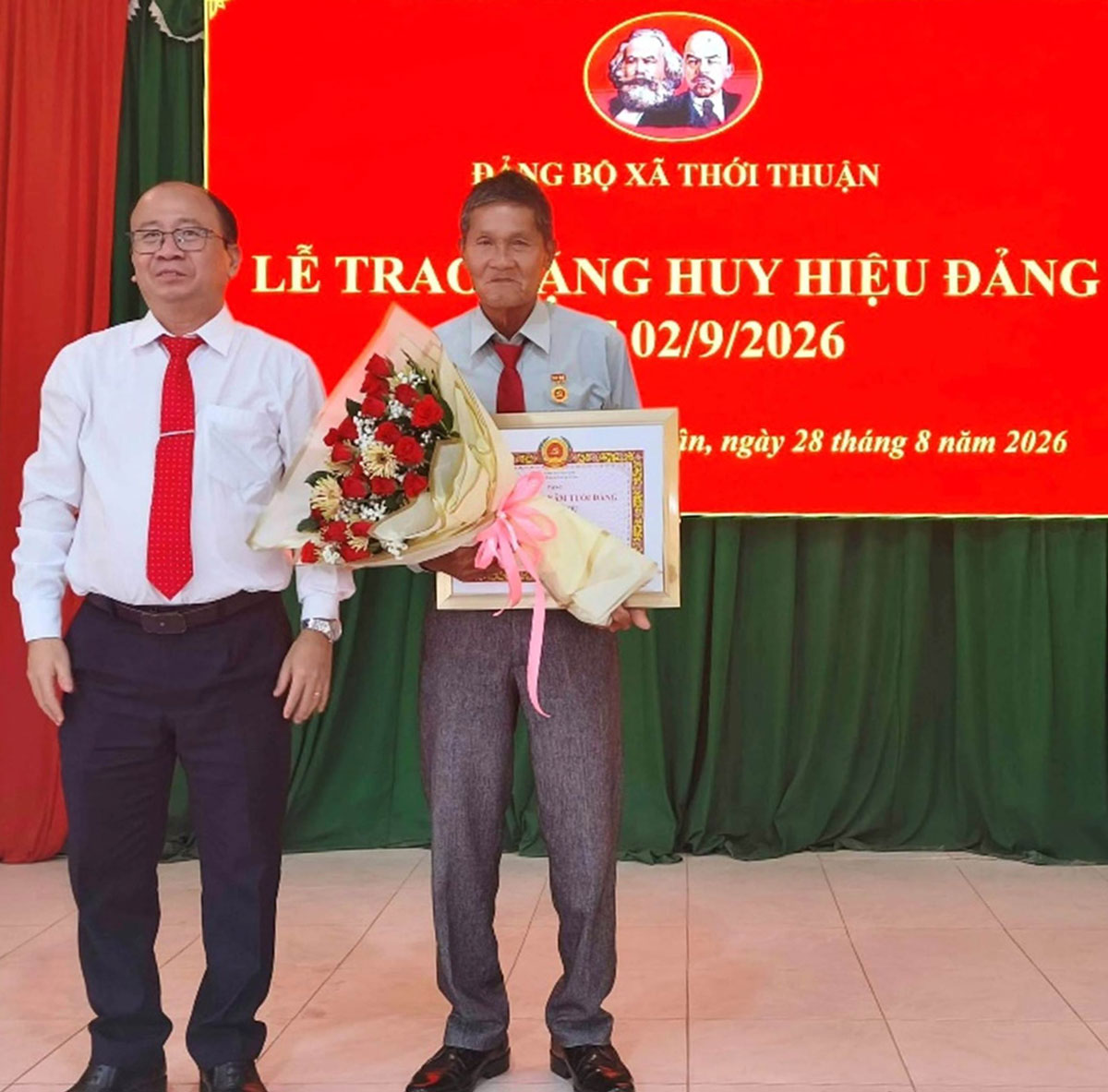 
Đồng chí Nguyễn Văn Dũng - Tỉnh ủy viên, Phó Trưởng Ban Tổ chức Tỉnh ủy Vĩnh Long

trao Huy Hiệu Đảng cho Đồng chí Trần Văn Dự, Đảng viên 60 năm tuổi Đảng. Ảnh: H.P