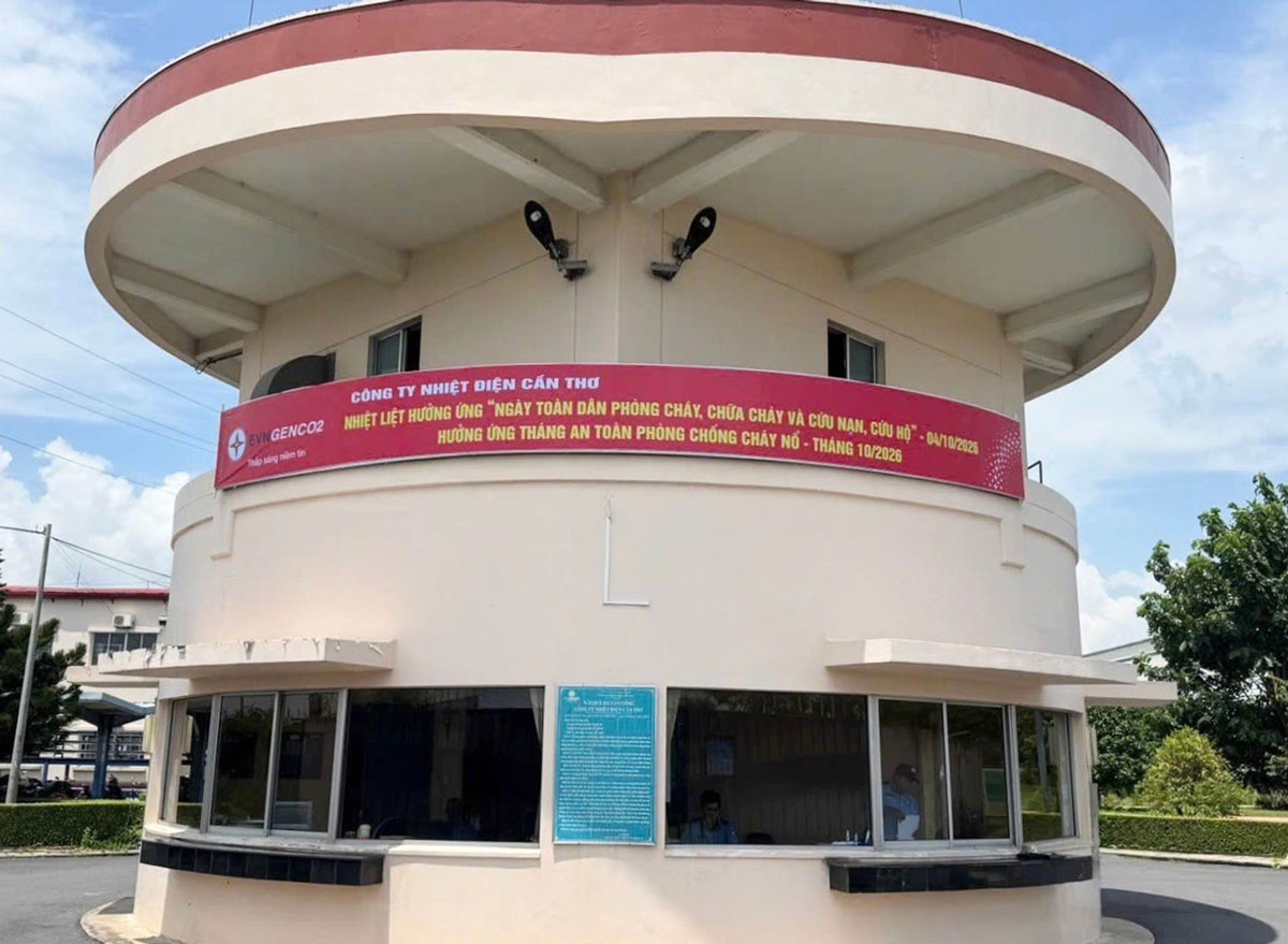 Tuyên truyền về Tháng an toàn phòng chống cháy nổ tại cổng Nhà máy Nhiệt điện Ô Môn I - Công ty Nhiệt điện Cần Thơ.