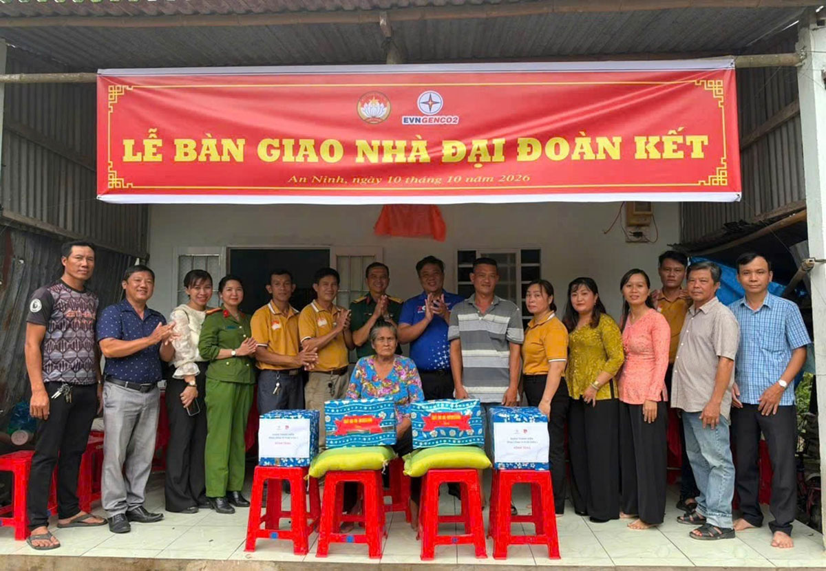 Đoàn Thanh niên EVNGENCO2 cùng đại diện chính quyền địa phương thực hiện nghi thức bàn giao nhà Đại đoàn kết cho gia đình bà Lý Thị Vui tại ấp Chông Nô, xã An Ninh, TP Cần Thơ.