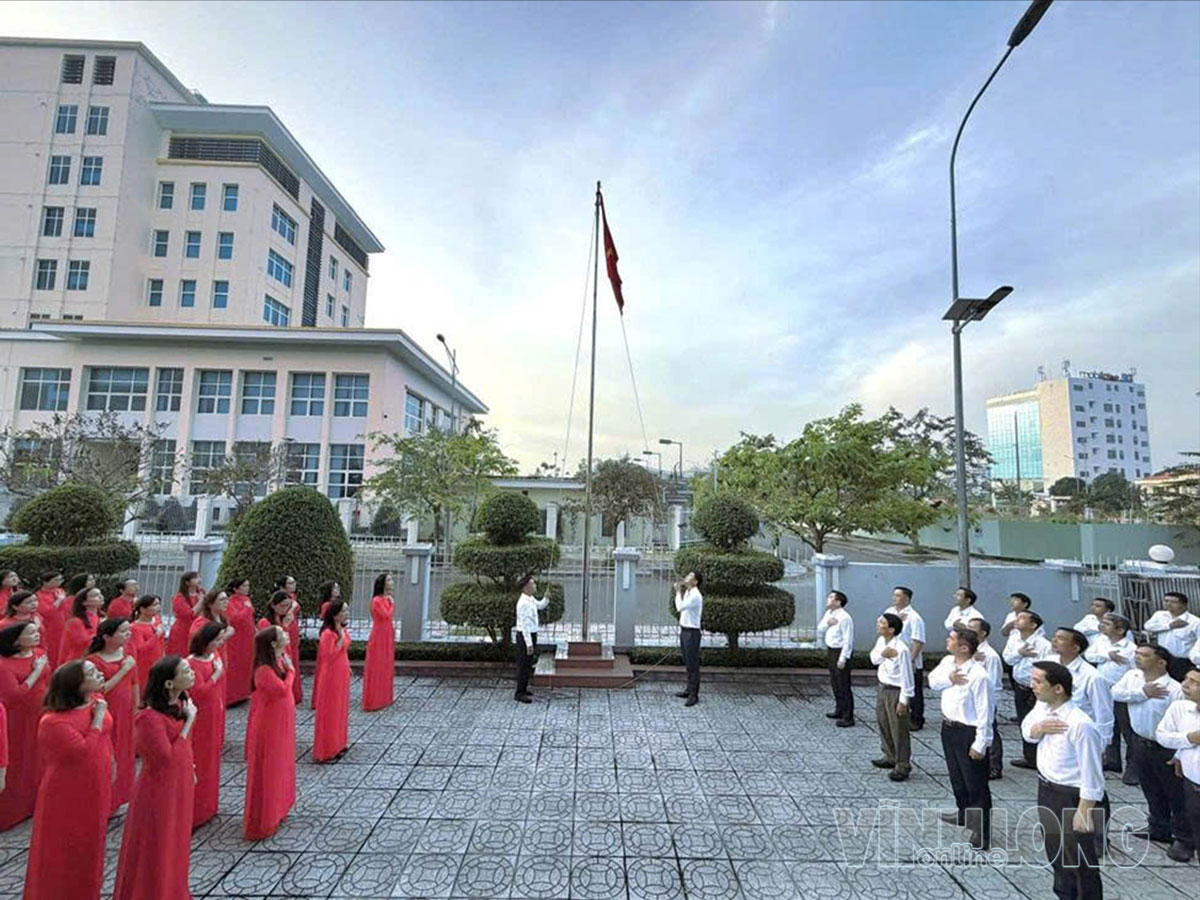 Viên chức, người lao động BHXH tỉnh thực hiện Lễ chào cờ và tham gia sinh hoạt - Kể mẫu chuyện về Bác Hồ.