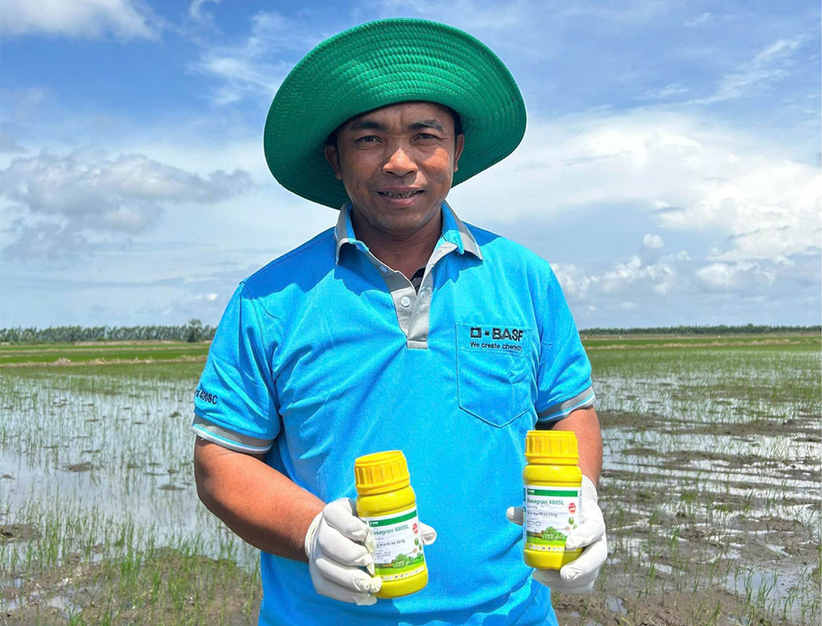  

Ông Nguyễn Văn Đây, xã Ô Lâm, tỉnh An Giang, chia sẻ trải nghiệm sử dụng Basagran® 480SL trong quản lý cỏ trên ruộng lúa.