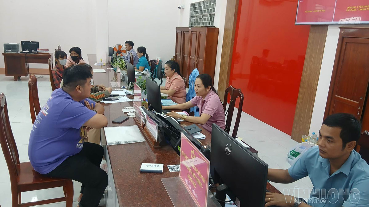 Quang cảnh người dân được cán bộ tại Trung tâm Phục vụ hành chính công hướng dẫn tận tình.