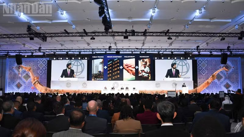 Chủ tịch WBG Ajay Banga nêu bật các nguồn lực cho phát triển. (Ảnh: XUÂN SƠN)