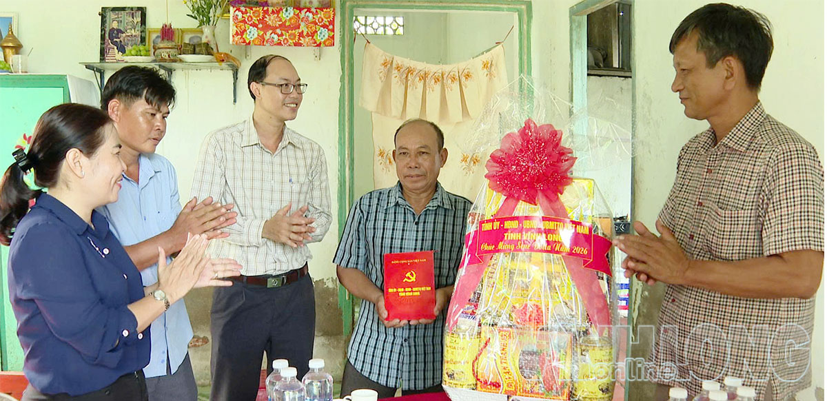 Phó Trưởng Đoàn ĐBQH chuyên trách Hồ Thanh Tuấn thăm, tặng quà gia đình thương binh tại xã Châu Thành.
