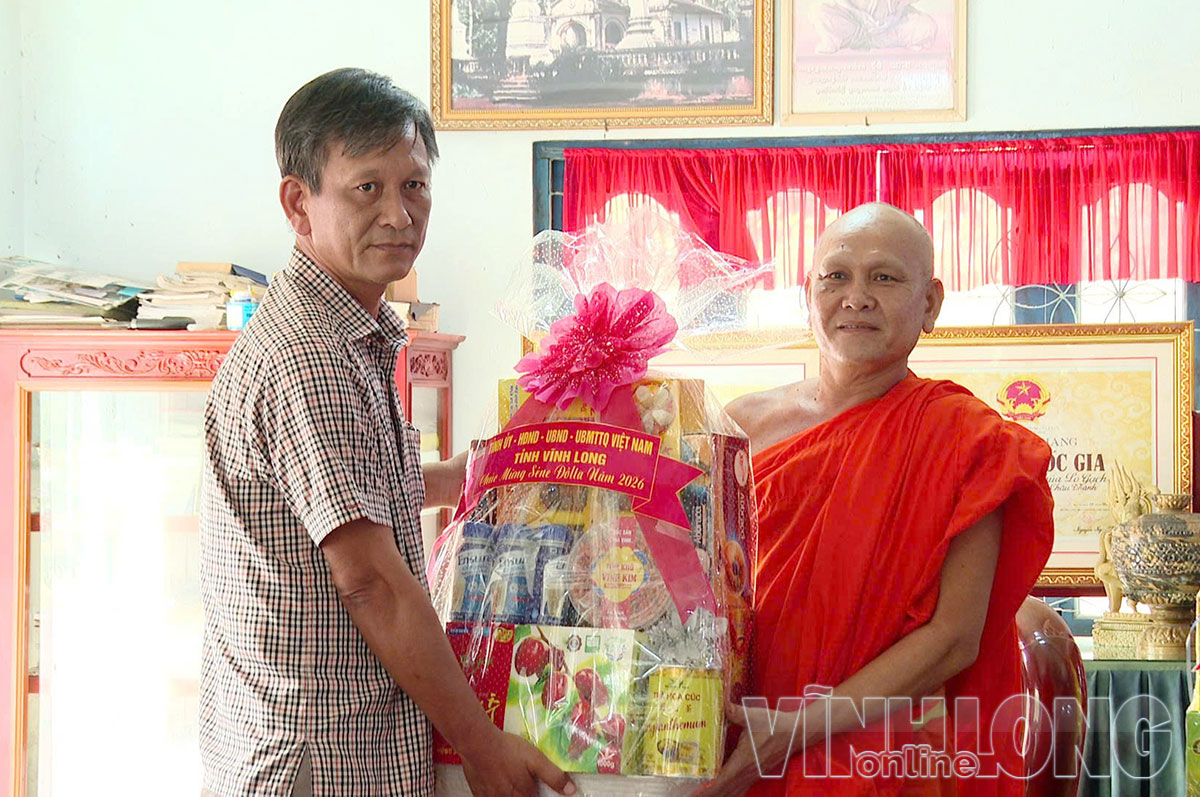 Phó Trưởng Đoàn ĐBQH chuyên trách Hồ Thanh Tuấn tặng quà chùa Kompong Thmo.
