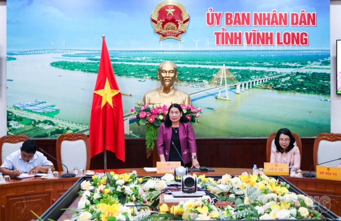 Phó Chủ tịch UBND tỉnh Nguyễn Thị Bé Mười kiểm tra công tác khám sức khỏe cho người dân