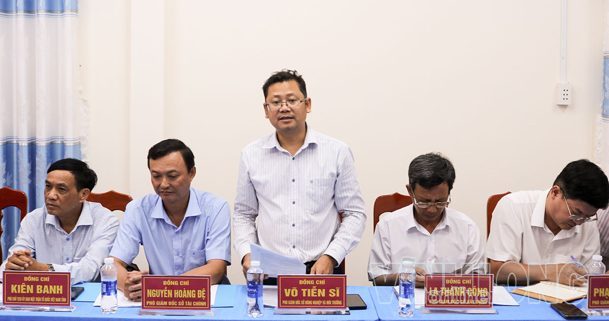 Lãnh đạo các sở, ban, ngành tham gia đóng góp ý kiến.